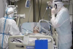 Điều trị cho bệnh nhân COVID-19 tại bệnh viện ở Saint Petersburg, Nga. (Ảnh: AFP/TTXVN)
