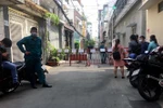 Lực lượng chức năng lập rào chắn khu vực cách ly tạm thời là một phần hẻm 359. (Ảnh: Thanh Vũ/TTXVN)