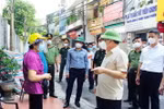 Bí thư Thành ủy Hà Nội Đinh Tiến Dũng kiểm tra công tác phòng, chống dịch COVID-19 trên địa bàn quận Đống Đa. (Ảnh: TTXVN)