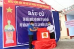 Thành viên tổ bầu cử số 3 đang hoàn tất các phần việc trang trí tại điểm bỏ phiếu đặt tại nhà ông Lê Văn Miên tại thôn Thúy Lâm, xã Thanh Sơn, huyện Thanh Hà. (Ảnh: Mạnh Minh/TTXVN)