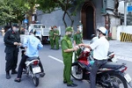  Lực lượng Công an Hà Nội kiểm tra giấy tờ của người tham gia giao thông tại chốt liên ngành tuyến phố Trần Quang Khải (quận Hoàn Kiếm). (Ảnh: Phạm Kiên/TTXVN)