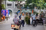 Công an Hà Nội lập chốt kiểm soát COVID-19 tại nhiều tuyến phố trung tâm Thủ đô. (Ảnh: Minh Sơn/Vietnam+)