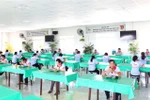 Khu vực nhà ăn tập thể được sắp xếp theo quy định giãn cách sẽ là nơi phục vụ miễn phí 3 bữa ăn hàng ngày cho người lao động trong thời gian 'cắm chốt' tại công ty. (Ảnh: Xuân Anh/TTXVN)