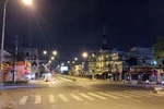 Ngã tư chợ Cầu (nút giao đường Tô Ký-Nguyễn Văn Quá) lúc 22 giờ ngày 30/5, 'cửa ngõ' hướng vào quận Gò Vấp khá vắng vẻ trước giờ giãn cách xã hội. 