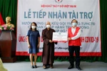 Thượng tọa Thích Thanh Phong trao bảng tượng trưng thiết bị y tế, kinh phí ủng hộ hỗ trợ tuyến đầu chống dịch. (Ảnh: TTXVN phát)