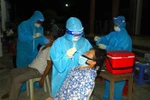 Lấy mẫu xét nghiệm SARS-CoV-2. (Ảnh: TTXVN)