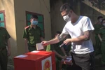 Các bị can bỏ phiếu bầu cử. (Ảnh: Trịnh Duy Hưng/TTXVN)