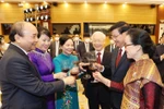 Tổng Bí thư Nguyễn Phú Trọng và Phu nhân, Chủ tịch nước Nguyễn Xuân Phúc và Phu nhân cùng Tổng Bí thư, Chủ tịch nước Lào Thongloun Sisoulith và Phu nhân nâng cốc chúc mừng tình đoàn kết, hữu nghị Việt Nam-Lào. (Ảnh: Trí Dũng/TTXVN)