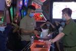 Công an thành phố Sơn La, tỉnh Sơn La kiểm tra, xử lý cơ sở karaoke Bình Dương vi phạm quy định phòng dịch COVID-19. (Ảnh: TTXVN phát).