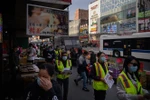 Các thành viên đội tuần tra bảo vệ người Mỹ gốc châu Á mang tên Public Safety Patrol (PSP) tuần tra tại New York, Mỹ, ngày 23/3/2021. (Ảnh: AFP/TTXVN)