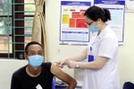 Tiêm vaccine phòng COVID-19 cho người dân các xã, phường biên giới thành phố Móng Cái. (Ảnh: TTXVN phát)