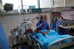 Bệnh nhân COVID-19 được điều trị tại bệnh viện Safdarjung ở New Delhi, Ấn Độ ngày 7/5/2021. (Ảnh: Reuters/TTXVN)