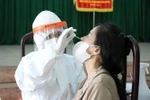 Lấy mẫu xét nghiệm SARS-CoV-2. (Ảnh: TTXVN)