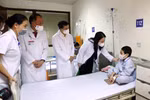 Phó Chủ tịch nước Võ Thị Ánh Xuân thăm hỏi, động viên và tặng quà Trung thu cho các bệnh nhi đang điều trị tại Viện Huyết học-Truyền máu Trung ương. (Ảnh: Phạm Kiên/TTXVN)