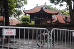 Khu vực quanh Văn Miếu-Quốc Tử Giám bị phong tỏa do địa bàn phường ghi nhận 22 ca dương tính mới. (Ảnh: Thành Đạt/TTXVN)