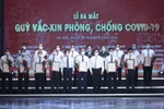  Đại diện các tập đoàn, tổng công ty, doanh nghiệp trao ủng hộ Qũy vaccine phòng COVID-19. (Ảnh: Dương Giang/TTXVN)
