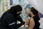Tiêm vắcxin ngừa COVID-19 cho người dân tại Tel Aviv, Israel ngày 1/2/2021. (Ảnh: THX/TTXVN)