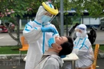 Xét nghiệm sàng lọc COVID-19 ở Thành phố Hồ Chí Minh. (Ảnh: Thanh Vũ/TTXVN)