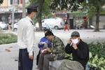 Nhắc nhở người dân đeo khẩu trang nơi công cộng. (Ảnh: Minh Quyết/TTXVN)