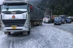 Các phương tiện không thể di chuyển trên đoạn đèo Ô Quy Hồ thuộc địa phận tỉnh Lai Châu đi Sa Pa do mặt đường bị đóng băng. (Ảnh: Nguyễn Oanh/TTXVN)