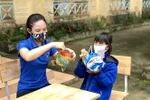 Tặng quà cho trẻ em nhân dịp Tết Trung Thu. (Nguồn: TTXVN)