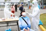 Lấy mẫu xét nghiệm COVID-19. (Ảnh: Mạnh Tú/TTXVN)