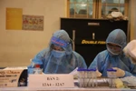 Lấy mẫu xét nghiệm SARS-CoV-2. (Nguồn: TTXVN)