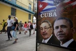 Tấm biển có hình ảnh của Tổng thống Mỹ Barack Obama và Chủ tịch Cuba Raul Castro cùng hàng chữ ''Chào mừng bạn đến Cuba'' ở lối vào của một nhà hàng ở trung tâm thành phố La Habana ngày 17/3. (Nguồn: Reuters)