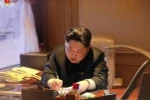 Nhà lãnh đạo Triều Tiên Kim Jong-Un ký sắc lệnh về việc phóng vệ tinh quan sát Trái Đất Kwangmyong 4 ngày 7/2. (Nguồn: AFP/TTXVN)