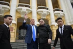Howard X (người đóng giả ông Kim Jong-un) và người đóng giả Trump, liên tục bắt tay nhau và không ngừng tươi cười. (Ảnh: Minh Sơn/Vietnam+)