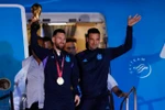 [Video] Biển người chào đón Messi và các đồng đội khi trở về Argentina