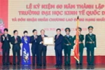 Thủ tướng Nguyễn Xuân Phúc trao tặng Huân chương Lao động hạng Nhất của Chủ tịch nước cho Trường Đại học Kinh tế Quốc dân. (Ảnh: Thống Nhất/TTXVN)