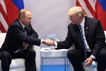 Tổng thống Mỹ Donald Trump (phải) và Tổng thống Nga Vladimir Putin trong cuộc gặp bên lề Hội nghị thượng đỉnh G20 tại Hamburg, Đức, ngày 7/7/2017. (Ảnh: AFP/TTXVN)