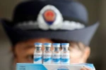 Cảnh sát kiểm tra vắcxin tại một cơ sở ở Rongan, Trung Quốc ngày 23/7. (Nguồn: EPA/TTXVN)