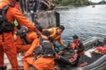 Nhân viên cứu hộ nỗ lực tìm kiếm hành khách mất tích trong vụ chìm thuyền tại hồ núi lửa Toba ngày 20/6. (Ảnh: AFP/TTXVN)