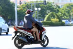 Mặc áo chống nắng vướng víu có thể gây mất an toàn, nhất là khi đi kèm với trẻ em. (Ảnh: An Đăng/TTXVN)