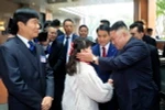 Chủ tịch Triều Tiên Kim Jong-un bày tỏ tình cảm thân mật với thiếu nhi Hà Nội tại lễ đón ở khách sạn Melia. (Ảnh: Nhan Sáng/TTXVN)