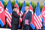 Nhà lãnh đạo Triều Tiên Kim Jong-un (trái) trong cuộc gặp thượng đỉnh với Tổng thống Mỹ Donald Trump tại Singapore ngày 12/6/2018. (Nguồn: EPA/TTXVN)