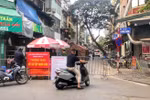 Hàng rào dựng tại một đầu của phố Hàng Thiếc (phường Hàng Gai, quận Hoàn Kiếm). (Ảnh: Tuấn Đức/TTXVN)