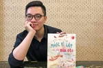 Tác giả Nguyễn Hoàng Vũ và bộ truyện tranh “Khác biệt mới tuyệt làm sao.” (Ảnh: NVCC) 