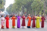 Phụ nữ Thủ đô duyên dáng trong tà áo dài. (Ảnh: Tuấn Đức/TTXVN)