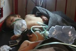 Trẻ em được điều trị tại một bệnh viện ở Maaret al-Noman, tỉnh Idlib, sau khi có những dấu hiệu nghi phơi nhiễm chất độc sarin. (Nguồn: AFP/TTXVN)