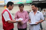 Đại diện Trung ương Hội Chữ thập Đỏ Việt Nam trao hỗ trợ cho gia đình nạn nhân. (Ảnh: Xuân Dự/TTXVN​)