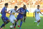 Một pha tranh chấp bóng của cầu thủ hai đội. (Ảnh: Dư Toán/TTXVN)