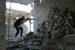 Một tay súng thuộc lượng đối lập Syria nã súng tại Ain Tarma, Đông Ghouta. (Nguồn: AFP/TTXVN)