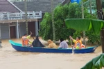 Di chuyển người dân ra khỏi khu vực ngập lũ tại huyện Cam Lộ, Quảng Trị. (Ảnh: Thanh Thủy/TTXVN)