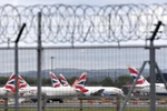 Máy bay đỗ tại sân bay London Gatwick, Anh. (Ảnh: AFP/TTXVN)