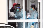 Nhân viên y tế lấy mẫu xét nghiệm COVID-19 cho người dân tại Melbourne, bang Victoria, Australia. (Ảnh: AFP/TTXVN)