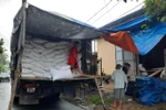 Sáng 31/10, 30 tấn gạo đã được tập kết tại các xã Phước Kim, Phước Côn để sẵn sàng gùi sang xã Phước Lộc, Phước Thành bằng đường rừng. (Ảnh: Quốc Dũng/TTXVN)