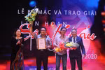 Phó giám đốc Nhà hát Kịch Việt Nam ông Kiều Minh Hiếu và đạo diễn Trần Lực nhận giải vàng cho 'Người tốt nhà số 5' và 'Bạch đàn liễu.' (Ảnh: Minh Anh/Vietnam+)